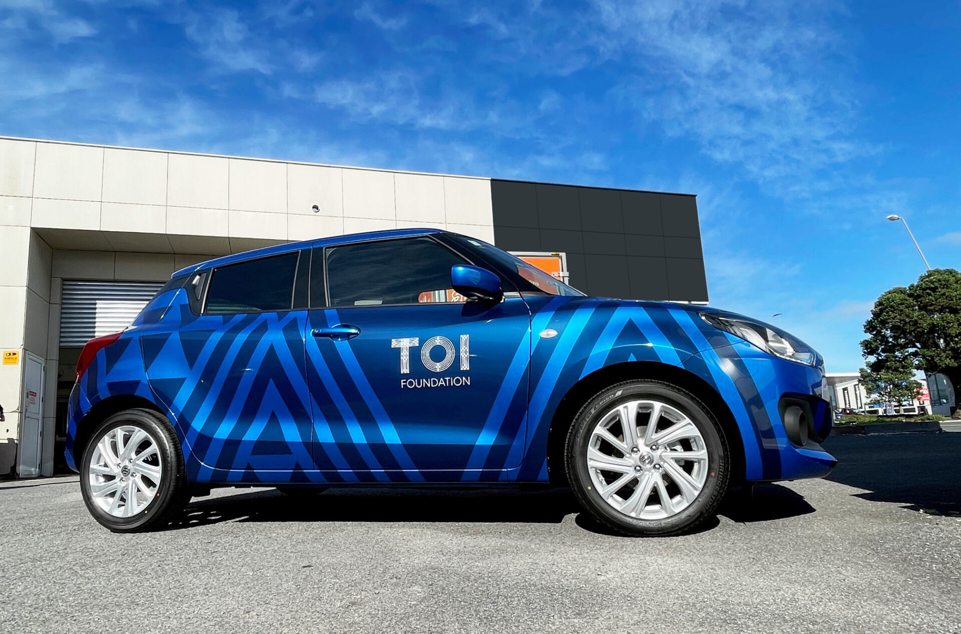 Tukutuku pattern wrap on blue Suzuki Swift